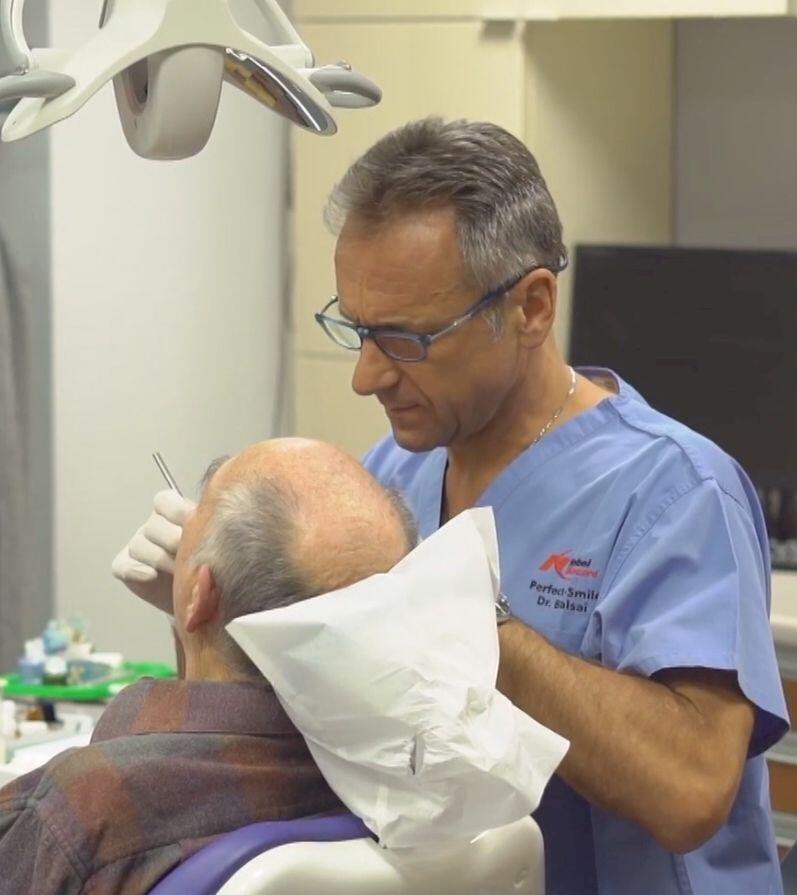 dr Balsai Tamás fogorvos vizsgálatot végez