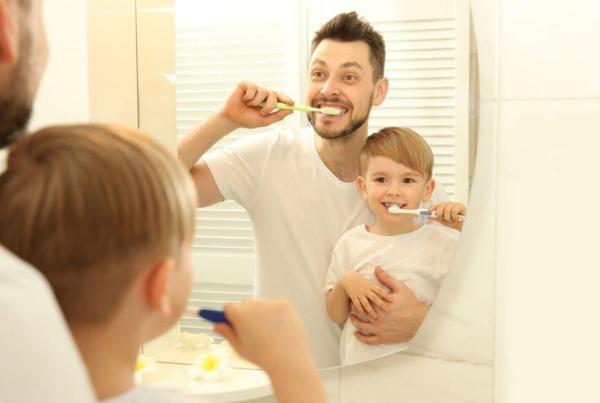 Apa tanítja fiát a helyes fogmosásra